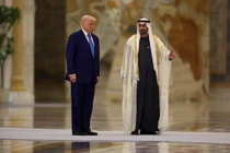 Ong Trump cong du Trung Dong - thoa thuan nghin ty va nghi thuc xa hoa hinh anh