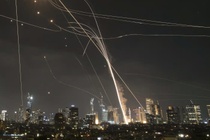 Israel danh chan ten lua Iran tren bau troi Tel Aviv hinh anh
