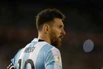 Messi chịu án phạt nặng vì sỉ nhục trọng tài