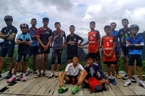Hang trieu nguoi doi theo chien dich giai cuu doi bong Thai tuan qua hinh anh