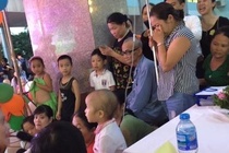 Mẹ khóc nghẹn nhìn con gái đón Trung thu trong Bệnh viện K