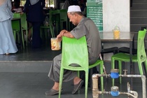 Cau be Malaysia bat khoc vi thuong ong lao an xin ben ngoai nha hang hinh anh