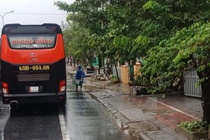 Gõ cửa từng xe dừng tránh bão ở Huế để tặng cơm miễn phí
