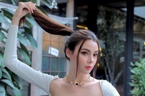 Mang ca vali quan ao toi chup anh o quan ca phe Thai Lan hinh anh