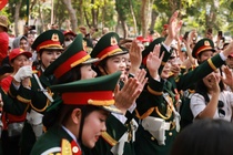 Nu chien si 'khoi hoa hau' nhay dan vu cung nguoi dan sau dieu binh hinh anh