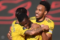 Arsenal giải cơn khát chiến thắng nhờ sai lầm của đối thủ