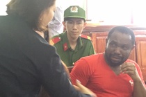 Người ngoại quốc lừa tiền cả chục phụ nữ khóc nức nở tại tòa