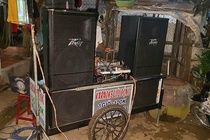 Ba can bo xa bi danh khi do tieng on cua dan karaoke hinh anh
