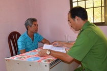 Anh trai bat khoc tai tru so canh sat khi giet em trong cuoc nhau hinh anh