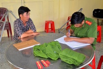 Nguoi dan lat mat 2 canh sat dom hinh anh