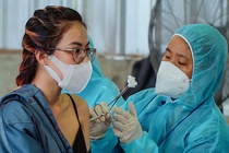 Co duoc tiem vaccine mui 2 o noi khac so voi mui 1? hinh anh