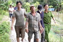 Hang chuc nguoi sat phat tai soi bac o giua canh dong ngap nuoc hinh anh