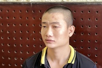 Bat giam thanh nien nhan loi chem bao ve nhap vien hinh anh