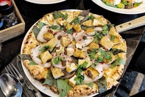 Pizza bun dau ky quai 'chay hang' chi sau vai ngay ra mat hinh anh