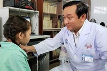 Be gai 7 nam chiu dung khoi u mui lam bien dang guong mat hinh anh
