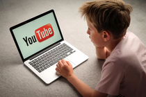 Be trai 4 tuoi co hanh dong than mat bat thuong sau khi xem YouTube hinh anh