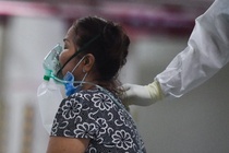 So Y te TP.HCM ly giai tinh huong nguoi tiem vaccine van mac Covid-19 hinh anh