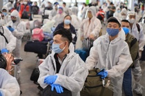 Hai hanh khach va 2 tiep vien Vietnam Airlines mac Covid-19 hinh anh