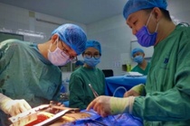 Bac si thuc trang dem cuu benh nhan bi dam thung tim hinh anh