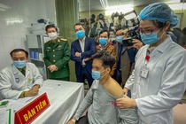 Them 3 nguoi duoc tiem vaccine Covid-19 cua Viet Nam voi lieu cao hon hinh anh