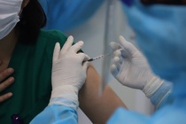 'Khong phai ai tiem vaccine cung duoc bao ve khoi mac Covid-19' hinh anh