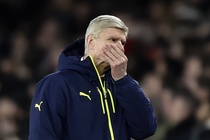Koscielny nhận thẻ đỏ, Arsenal thua Bayern 2-10 sau 2 lượt trận