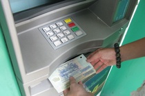 Lam gi khi bi ATM nuot tien hinh anh