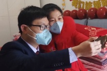 Đám cưới không một người khách, cô dâu chú rể bịt kín mặt vì corona