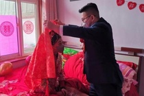 Dam cuoi khong khach moi, hon le 2 phut giua mua dich corona hinh anh