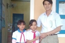 Hai be lop 5 o Quang Tri tra 5 trieu dong tim thay trong do cuu tro hinh anh