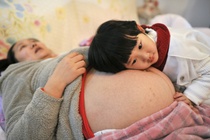 Bi ep thoi viec khi mang thai o Trung Quoc hinh anh