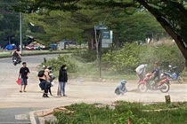 Nhom ban tre don doan duong de xay ra tai nan o TP.HCM hinh anh