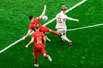 Video xu Wales - Dan Mach: Ban mo ty so tu cu sut hiem hoc hinh anh