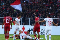 Tình huống cầu thủ Việt Nam và Indonesia xô xát