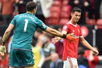 Emiliano Martinez khiến Ronaldo bối rối nhờ Messi hiến kế