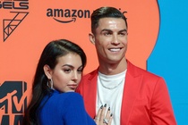 Bạn gái Ronaldo phản ứng trước nghi vấn rạn nứt tình cảm
