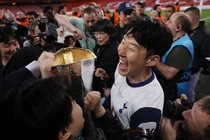 Ly do Son khong co huy chuong Europa League hinh anh