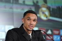 Alexander-Arnold gay bat ngo voi kha nang noi tieng Tay Ban Nha hinh anh