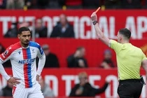 Tranh cai o tran MU thang Palace hinh anh