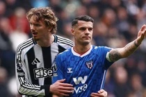 Tran cau hon loan o Premier League hinh anh