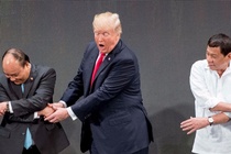 Tổng thống Trump bối rối trước màn bắt tay kiểu ASEAN