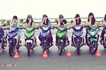 Thieu nu mien Tay tao dang ben Yamaha Exciter hinh anh