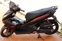 So sanh Honda Air Blade 125 mau den nham va son tu tinh hinh anh