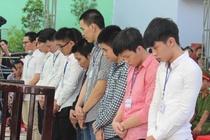 Nhom con do xong vao uy ban phuong chem nguoi linh an hinh anh