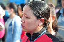 Cong nhan bi no luong bat khoc vi khong co viec lam hinh anh