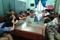 Bat nhom nam nu cung phe ma tuy trong quan karaoke hinh anh