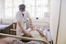 Đi xe lăn vào viện vì thói quen nhiều đàn ông mắc phải