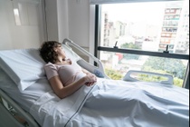 Be gai 12 tuoi co khoi u lon trong buong trung hinh anh