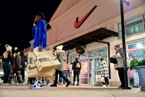 Nike, Adidas keu goi ong Trump mien thue doi ung hinh anh