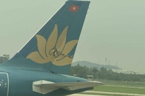 Canh may bay bi chem rach duoi sau va cham o Noi Bai hinh anh